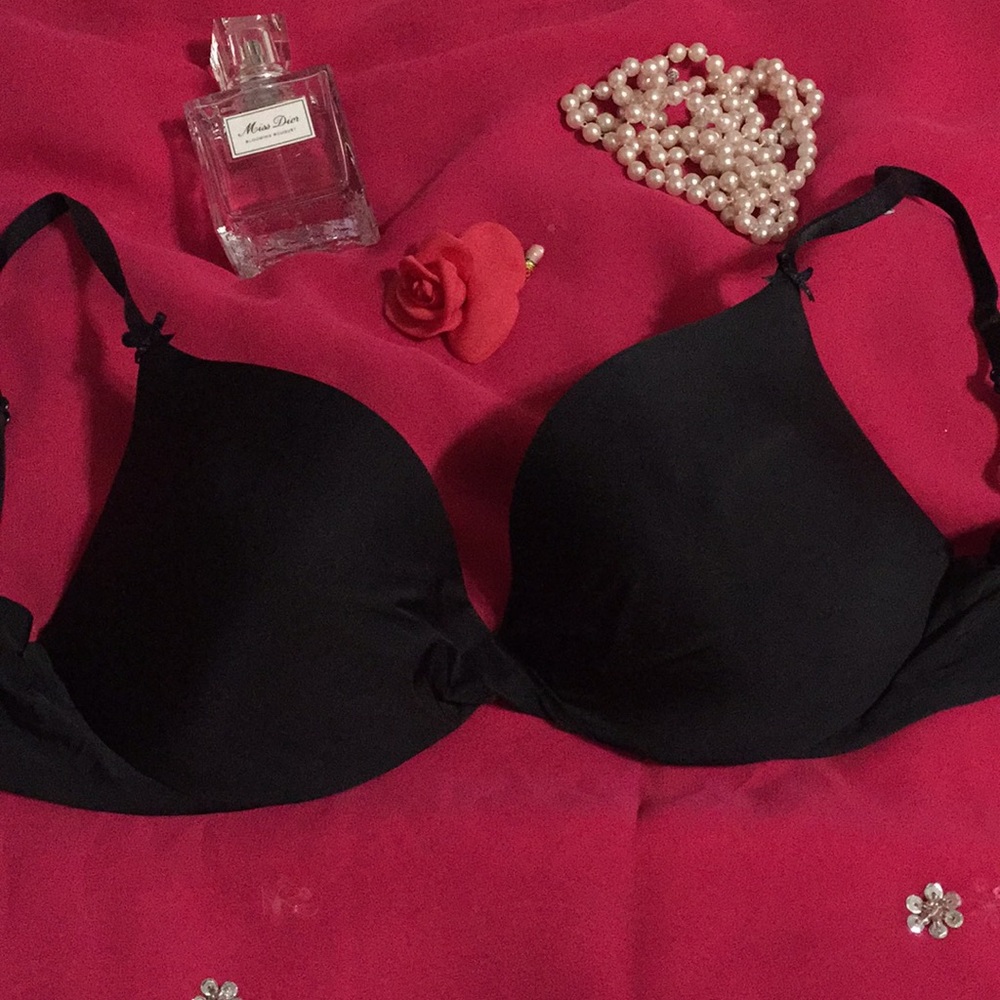 VICTORIA’S SECRET 32 D Black Padded Bra
